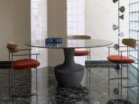 Table ronde design Anfora avec pied en résine de quartz anthracite et plateau en marbre Gris Carnique