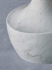 Gros plan sur le pied sculptural en marbre Blanc Carrara mat