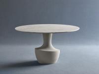 Table ronde design Anfora avec pied en résine de quartz Light Grey et plateau en marbre de Carrare blanc