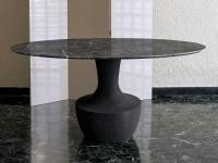 Table ronde design Anfora avec base en résine de quartz anthracite et plateau en marbre Gris Carnique