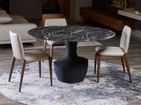 Table ronde Anfora avec base en résine quartz anthracite et plateau en marbre Grigio Carnico
