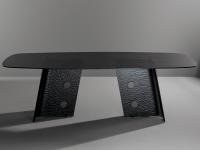 Esthétique élégante de la table Botón, riche en reflets et en jeux de lumière grâce au verre granité