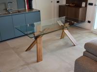 Table avec pieds à tréteaux en bois de noyer national et plateau en verre naturel transparent