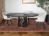 Table ronde extensible en bois Intreccio qui, une fois rallongée, devient une table ovale de 190 x 140 cm