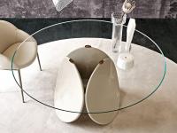 Vue de dessus de la table à manger ronde en verre design Maxim de Cattelan, avec plateau biseauté