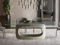 Table moderne avec plateau en verre Odyssey et base design en métal peint