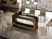 Table moderne avec plateau en verre Odyssey et base en métal peint 'cava' disponible en trois couleurs