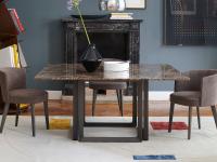 Table en marbre avec pied en bois massif Opus pour une salle à manger élégante