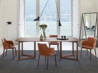 Table avec pied en bois massif Opus et chaises design Velis