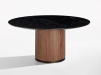 Table ronde design Otab avec base en noyer Canaletto et plateau en marbre noir Marquinia