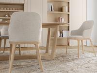 Table design en grès cérame avec piètement en bois Pearl, configurée dans les tons clairs du marbre Calacatta Or et du chêne naturel