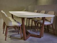 Pearl - Table design avec plateau en grès et base à quatre pieds, agrémentée d'un insert central en métal