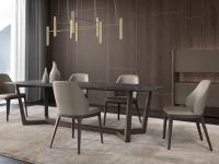 Table en céramique et pied en chêne massif design Pearl combinée avec les chaises Elise et la boiserie Lounge