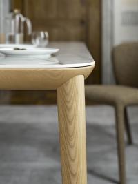 Tavolo allungabile in ceramica e legno di rovere dal design moderno e dalle forme stondate