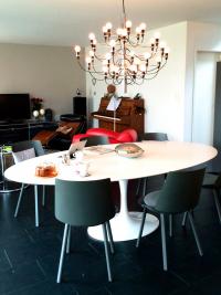 Table elliptique Saarinen insérée dans un séjour - photo envoyée par un client suisse