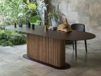 Savannah - Table elliptique design avec pied central en bois cannelé et plateau en métal peint Elettrocol texturé