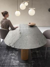 Savannah - Table elliptique design avec piétement central en bois et plateau en marbre Camouflage combinée avec des chaises Claire