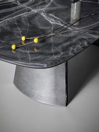 Table salle à manger extensible design Torii - Plateau en céramique Black Onyx et pieds en métal clouded chrome