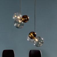 Lampade Atomo ad altezze differenti per creare un effetto dinamico (vetro fumè trasparente, vetro trasparente e vetro bronzo cromo)