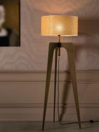 Lampe en paille de vienne Klimt, dans la version au sol, donne de l'élégance à touts les evironnements de la maison