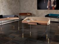 Bureau au design moderne Ledor disponible en deux versions concernant l'étagère et differents couleurs du soulévement en cuir