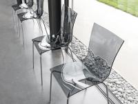 Chaise empilable en plastique et métal Aria