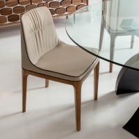 chaise Mivida - chaise avec revêtement en fleur de cuir Cipria, passepoil brun et structure noyer canaletto