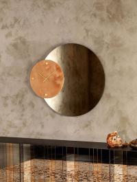 Lo specchio con orologio integrato Leave presenta un quadrante impreziosito dalle lancette e dai dettagli in metallo laccato oro opaco