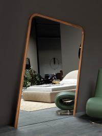Tower est un miroir posé au sol avec encadrement en bois massif et superficie réflechissant argenté ou bronze