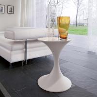 Petite table en métal laqué blanc avec plateau en verre vernis blanc
