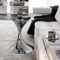 Petite table en métal chromé avec plateau en verre vernis noir