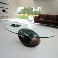 Table elliptique Dubai avec plateau en verre transparent et base laquée marron foncé, pensée pour être placée face canapé