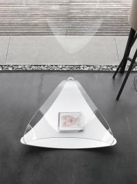 Vue d'en haut de la table basse triangulaire avec plateau en verre Quiet 