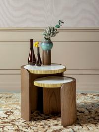 Tables gigognes Roller dans la variante avec plateau en grès cérame statuario altissimo et structure en bois noyer canaletto.