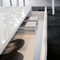 Petite table effet capitonné modèle Venice laqué mat blanc, détail du grand tiroir