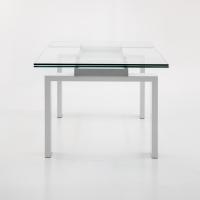 Table à rallonges en verre Brooklyn avec structure laquée blanche, rail en aluminium anodisé et plateau en verre transparente - vue du côté plus court