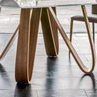 Table en bois au design moderne Butterfly dans le modèle carré avec profil légèrement façonné en verre trempé blanc extra-clair et base en noyer Canaletto 