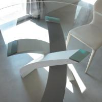 Table avec base tricolore Eliseo - détail des trois soutiens croisés dans les couleurs blanc, beige et boue