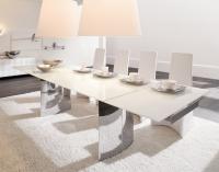 Table extensible avec pieds en acier Manhattan dans le modèle avec plateau en verre trempé blanc extraclair et structure en acier chromé