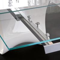 Table avec base centrale sinueuse Wave - détail du rail en aluminium et à la fixation du plateau en verre trempé