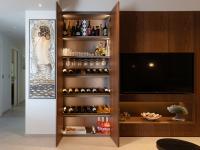 Armoire haute Lounge équipée d'un meuble bar. Etagères, porte-verres et porte-bouteilles.