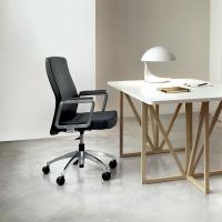 Chaise de bureau ergonomique et pivotante Maeva doté d'accoudoirs fixes en aluminium avec support en polyuréthane 