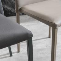 Détails des deux chaises Letty, une simili cuir anthracite et l'autre simili cuir blanc