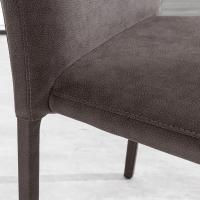 Détails de l'assise de la chaise Royale revêtue en simili cuir vintage taupe