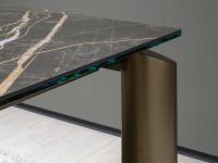 Gros plan sur le plateau en céramique sur verre, délicatement assorti aux lignes géométriques des pieds en métal