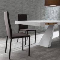 Détails de la table Desire extensible ouverte avec plateau en mélaminé rustique blanc et structure en métal laqué blanc