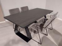 Table contemporaine extensible James avec plateau en céramique mate et pieds en métal peint en noir