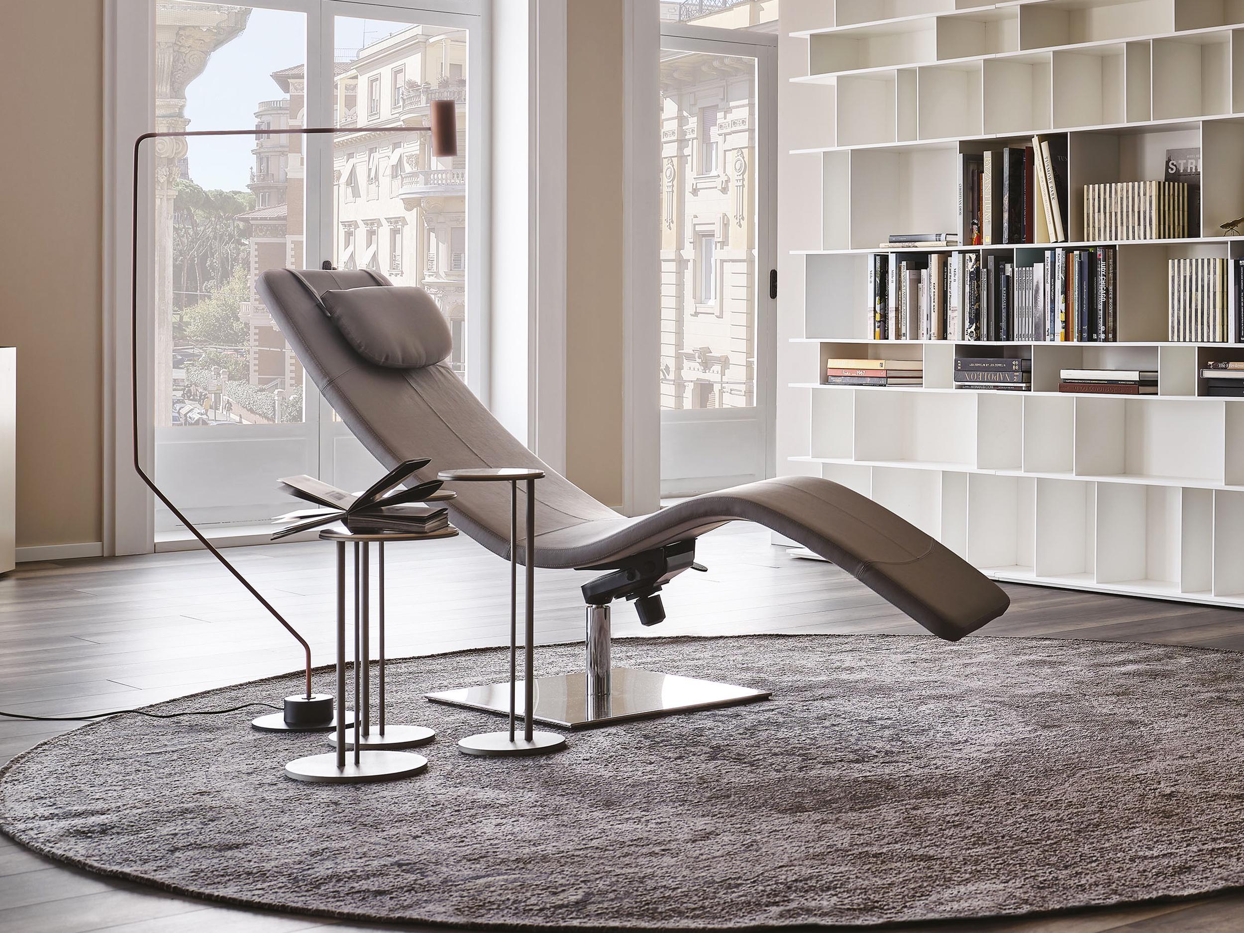 Chaise longue girevole e reclinabile Casanova di Cattelan abbinata a tavolini Sting per creare un angolo lettura e relax