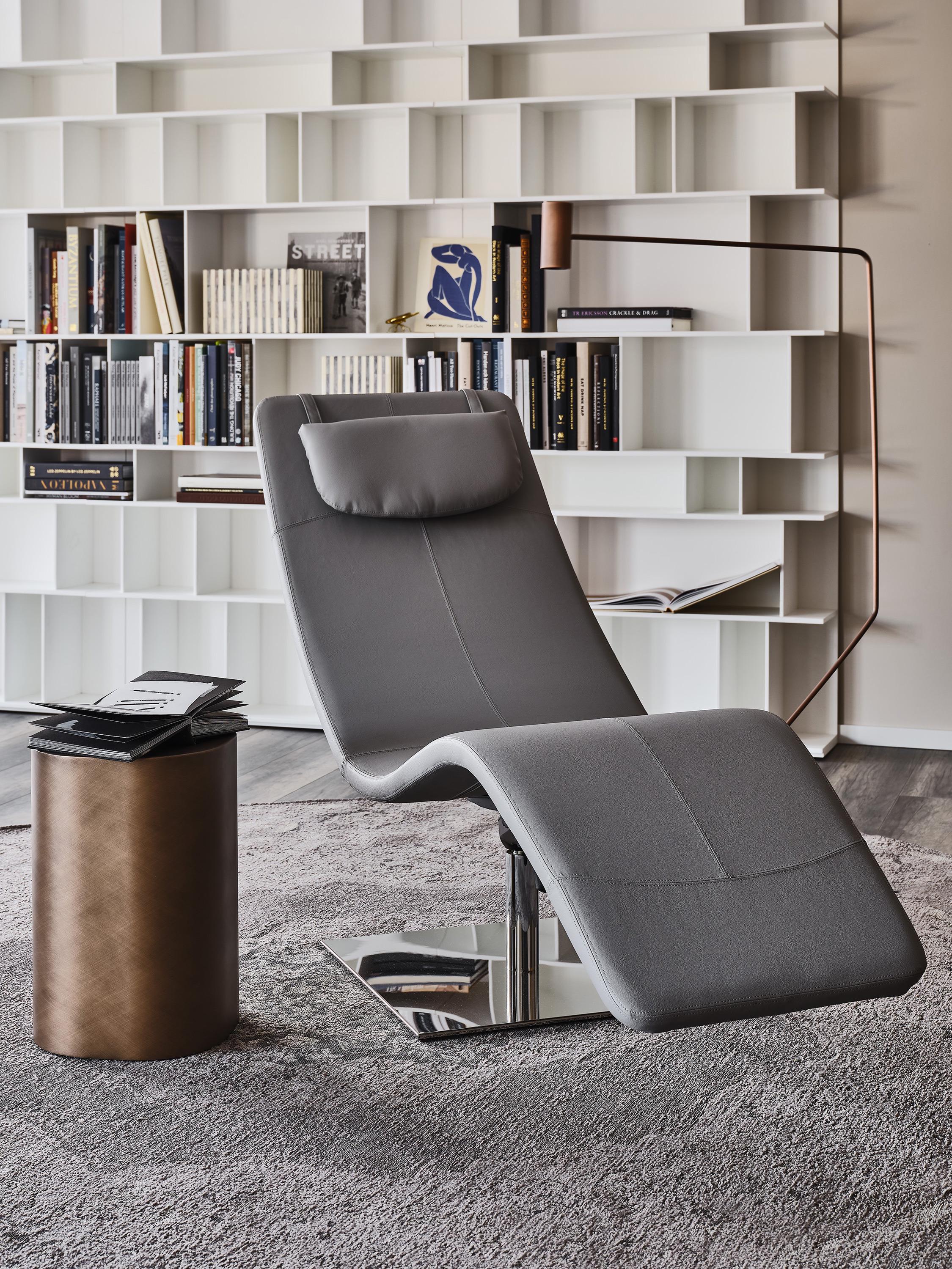 Chaise longue girevole e reclinabile Casanova di Cattelan rivestita in similpelle grigia, a fianco abbinato il tavolino Pancho