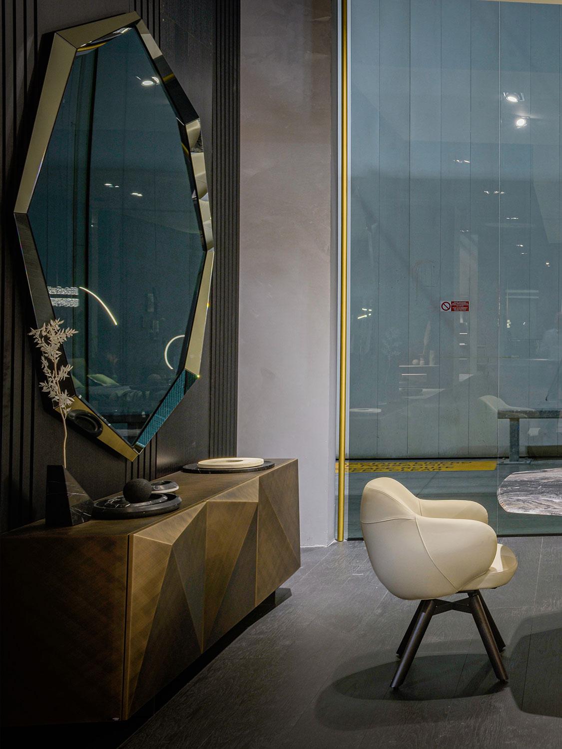 Specchio di design Emerald di Cattelan grande superficie riflettente racchiusa dalla cornice sagomata 